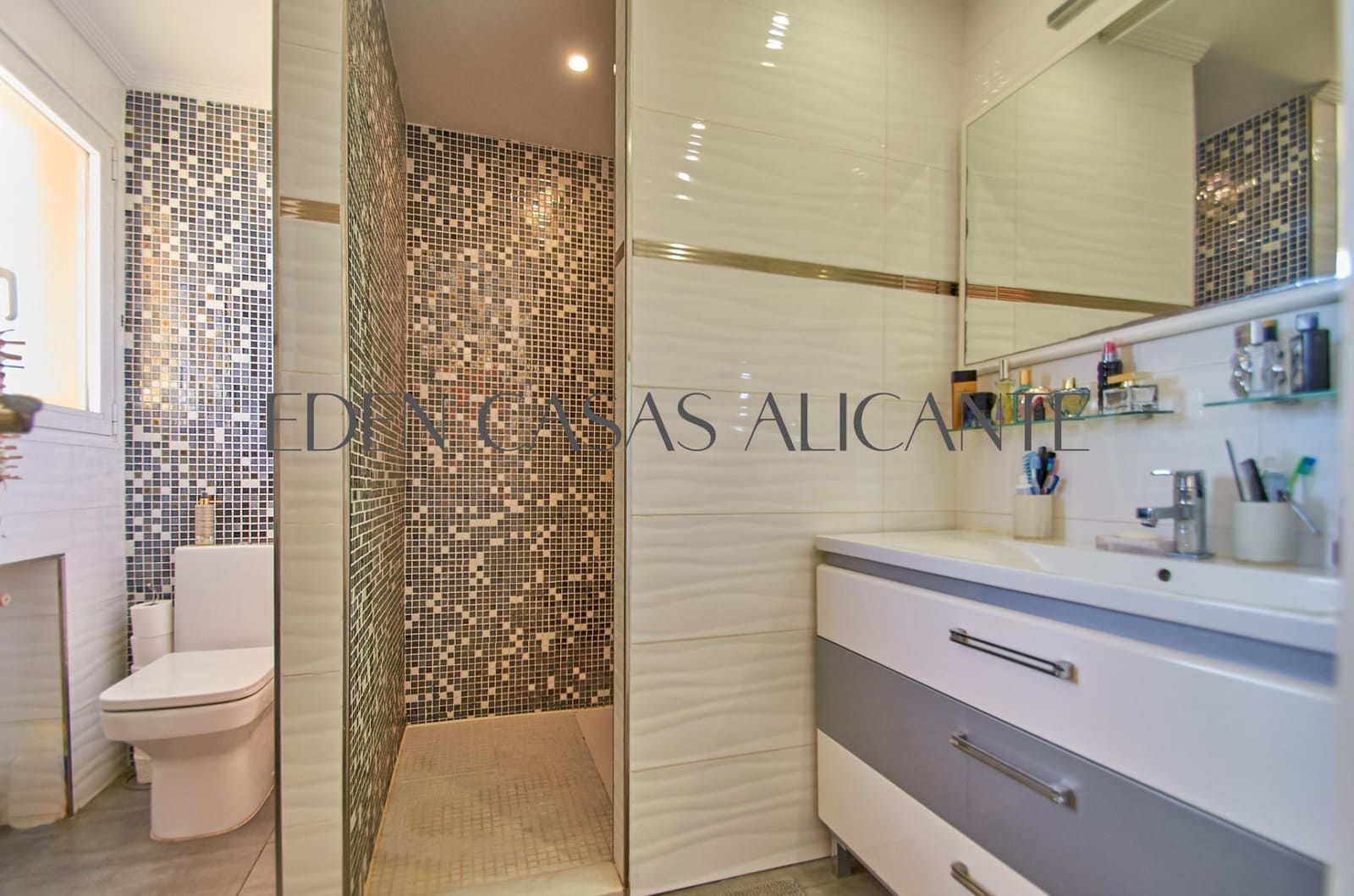 5 makuuhuone Huvila myytävänä paikassa San Juan de Alicante / Sant Joan d'Alacant mukana uima-altaan 
autotalli - 770 000 € (Ref: 9383174)