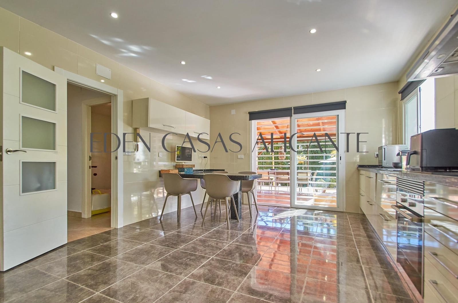 5 makuuhuone Huvila myytävänä paikassa San Juan de Alicante / Sant Joan d'Alacant mukana uima-altaan 
autotalli - 770 000 € (Ref: 9383174)