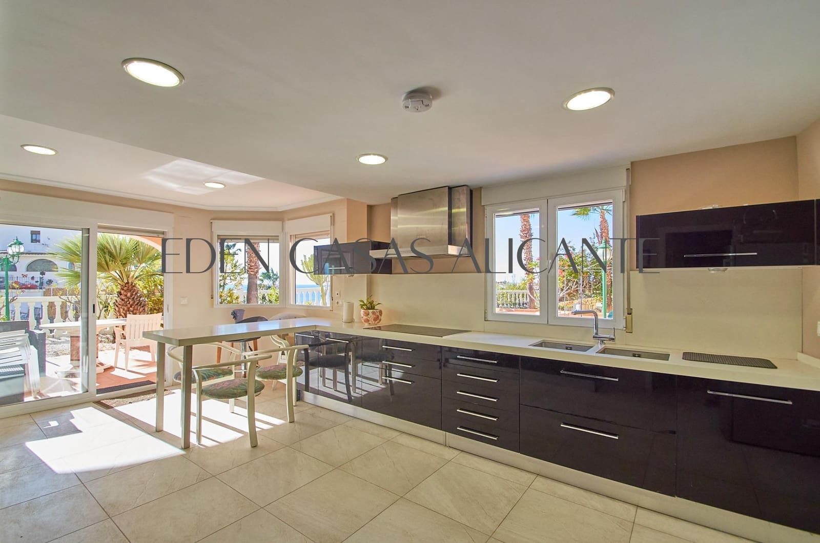 5 bedroom Villa for sale in Coveta Fuma with pool garage - € 1,150,000 (Ref: 9474987)