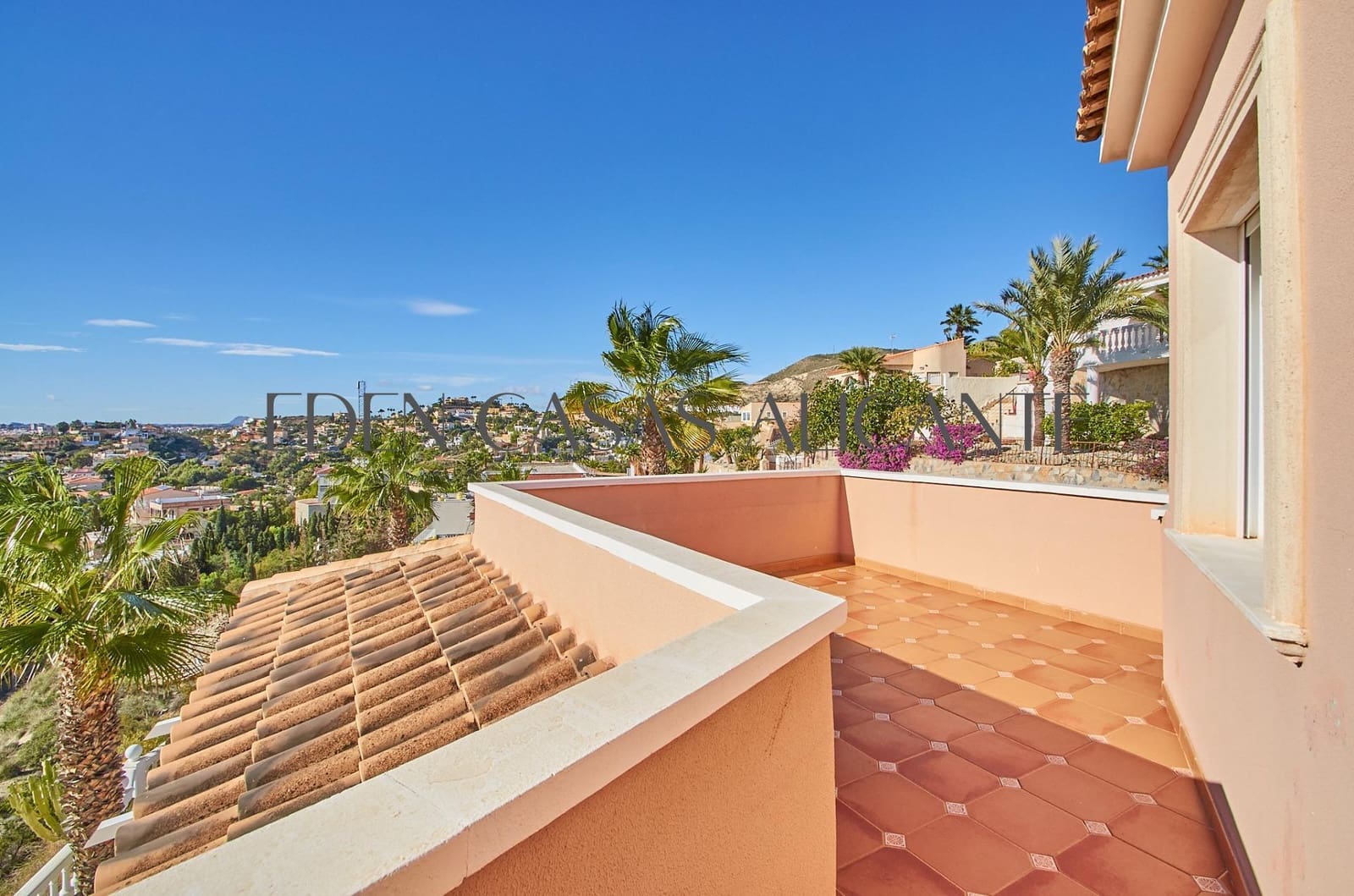 5 bedroom Villa for sale in Coveta Fuma with pool garage - € 1,150,000 (Ref: 9474987)