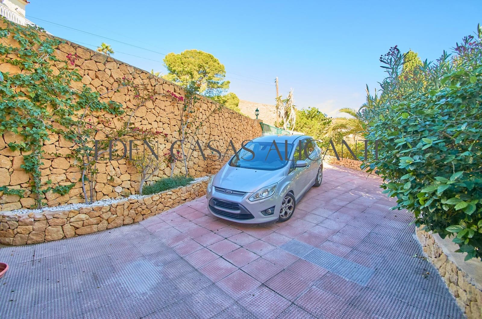 5 bedroom Villa for sale in Coveta Fuma with pool garage - € 1,150,000 (Ref: 9474987)