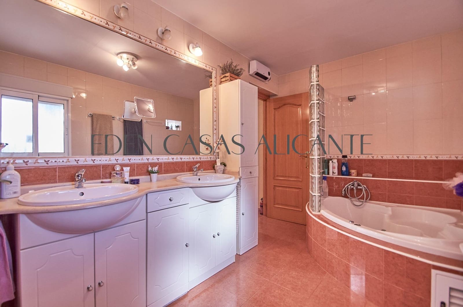 5 soverom Villa til salgs i Alicante by med svømmebasseng garasje - € 659 500 (Ref: 9513566)