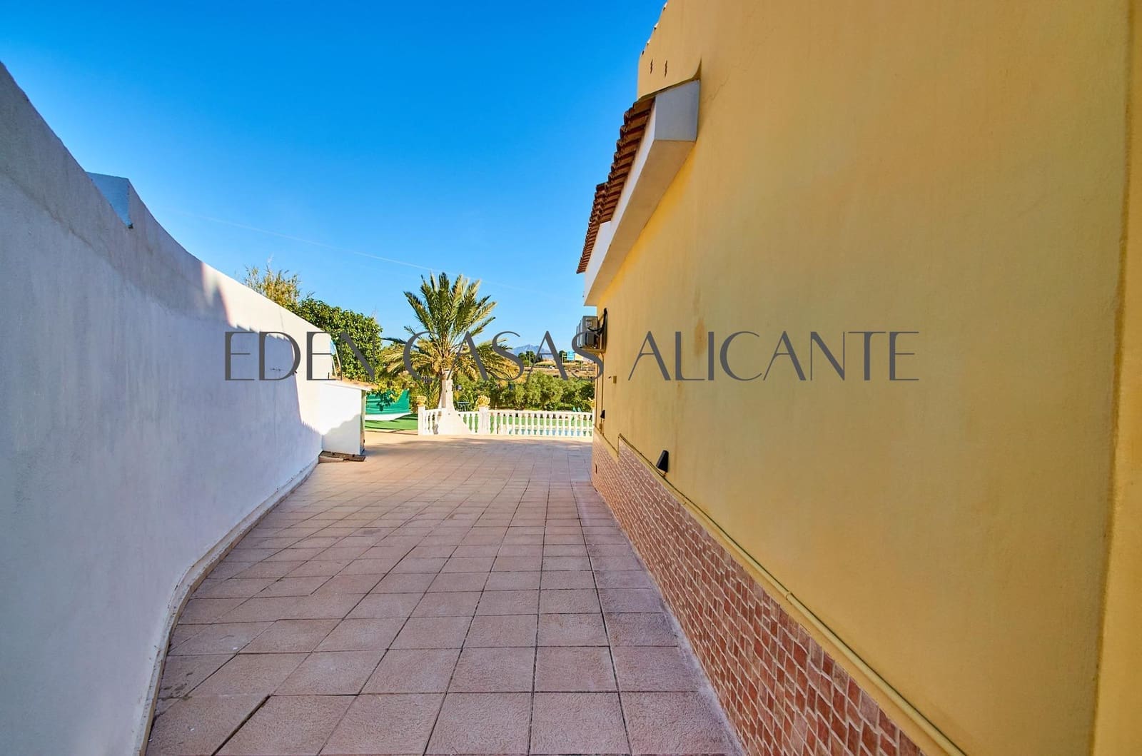 5 soverom Villa til salgs i Alicante by med svømmebasseng garasje - € 659 500 (Ref: 9513566)