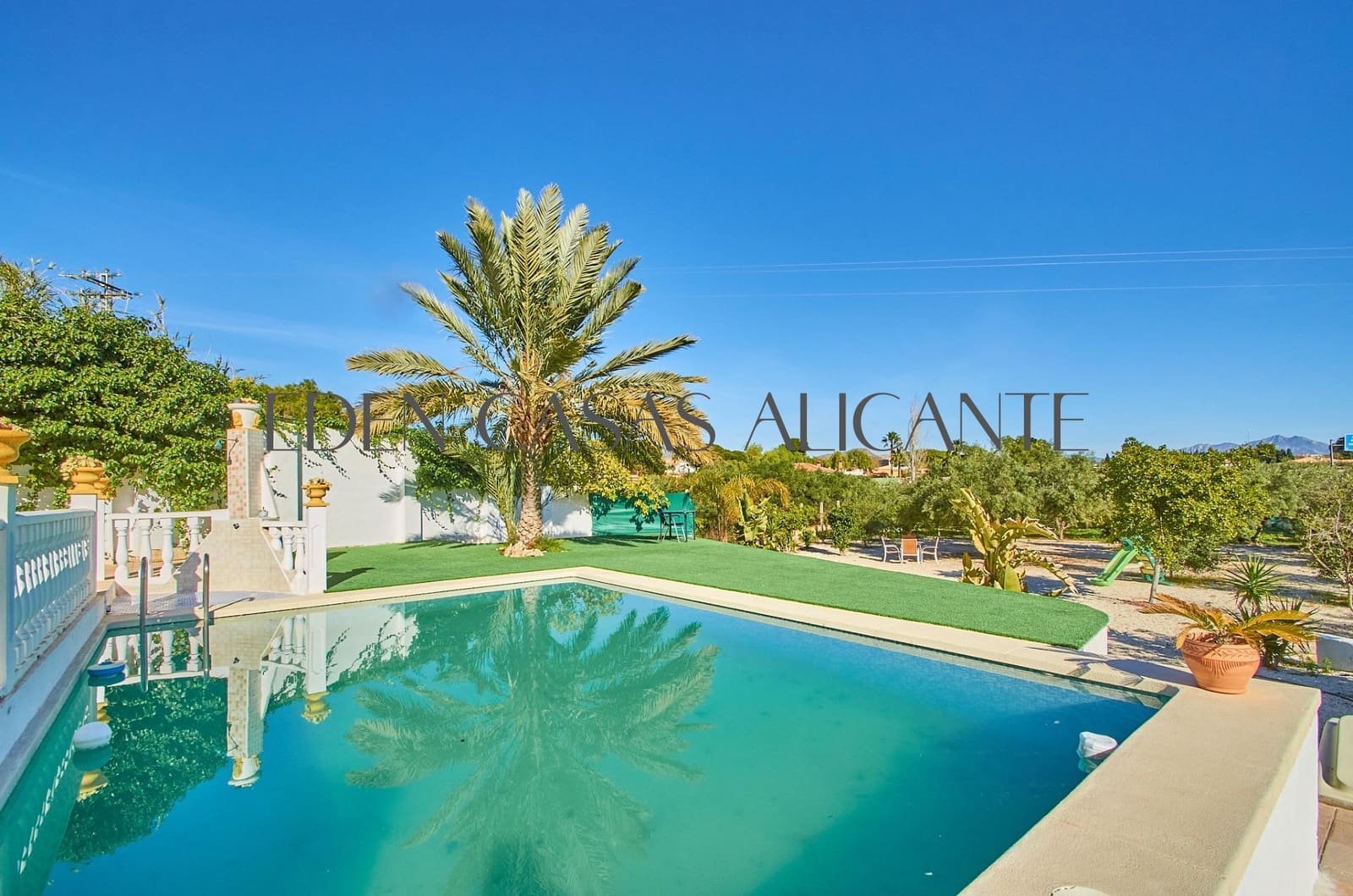5 soverom Villa til salgs i Alicante by med svømmebasseng garasje - € 659 500 (Ref: 9513566)