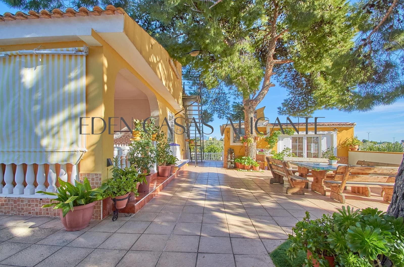 5 soverom Villa til salgs i Alicante by med svømmebasseng garasje - € 659 500 (Ref: 9513566)