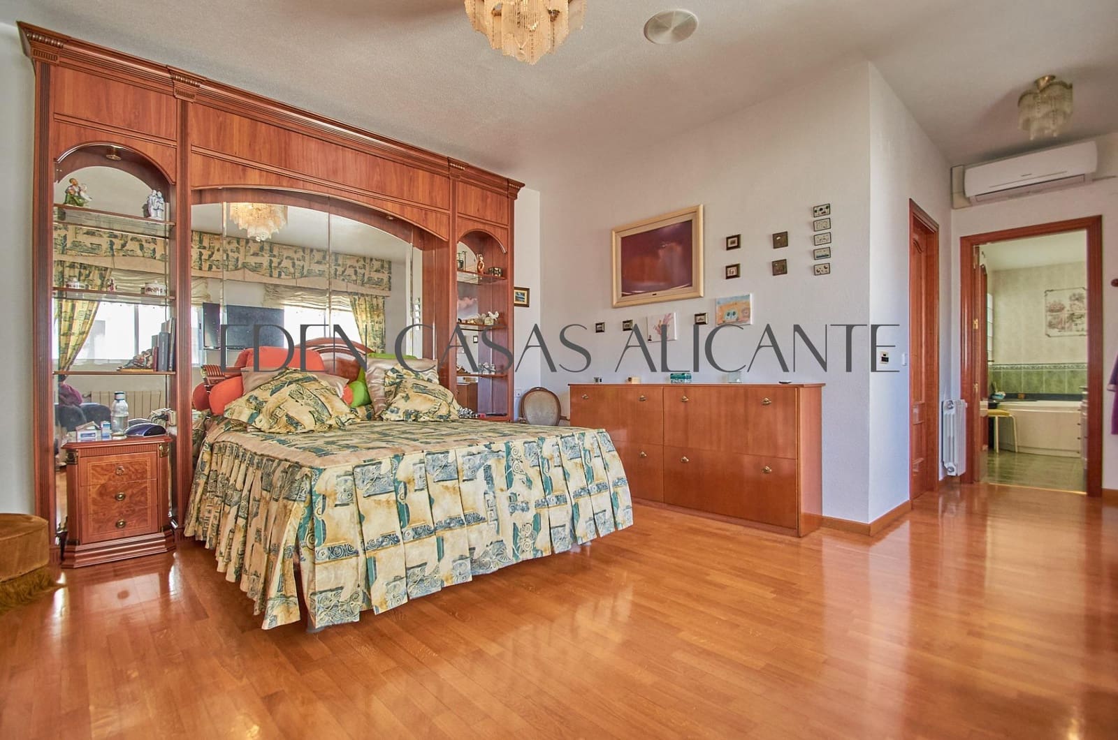 5 slaapkamer Rijtjeshuis te koop in San Vicente / Sant Vicent del Raspeig met garage - € 1.250.000 (Ref: 9524480)