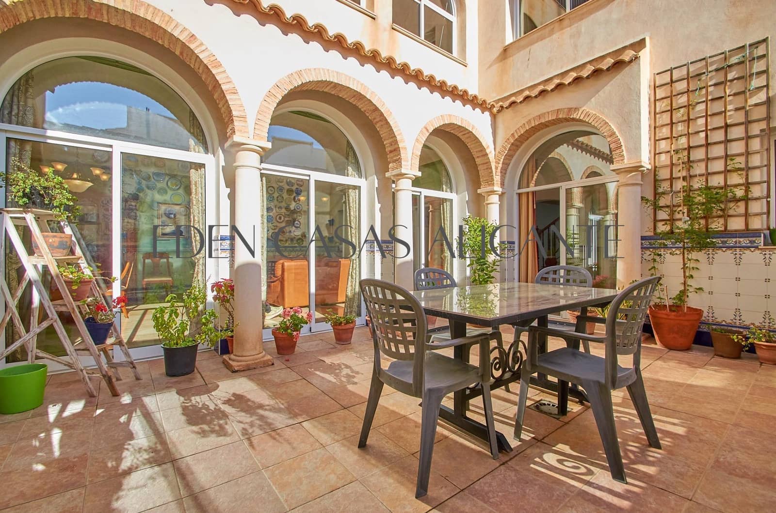 5 slaapkamer Rijtjeshuis te koop in San Vicente / Sant Vicent del Raspeig met garage - € 1.250.000 (Ref: 9524480)