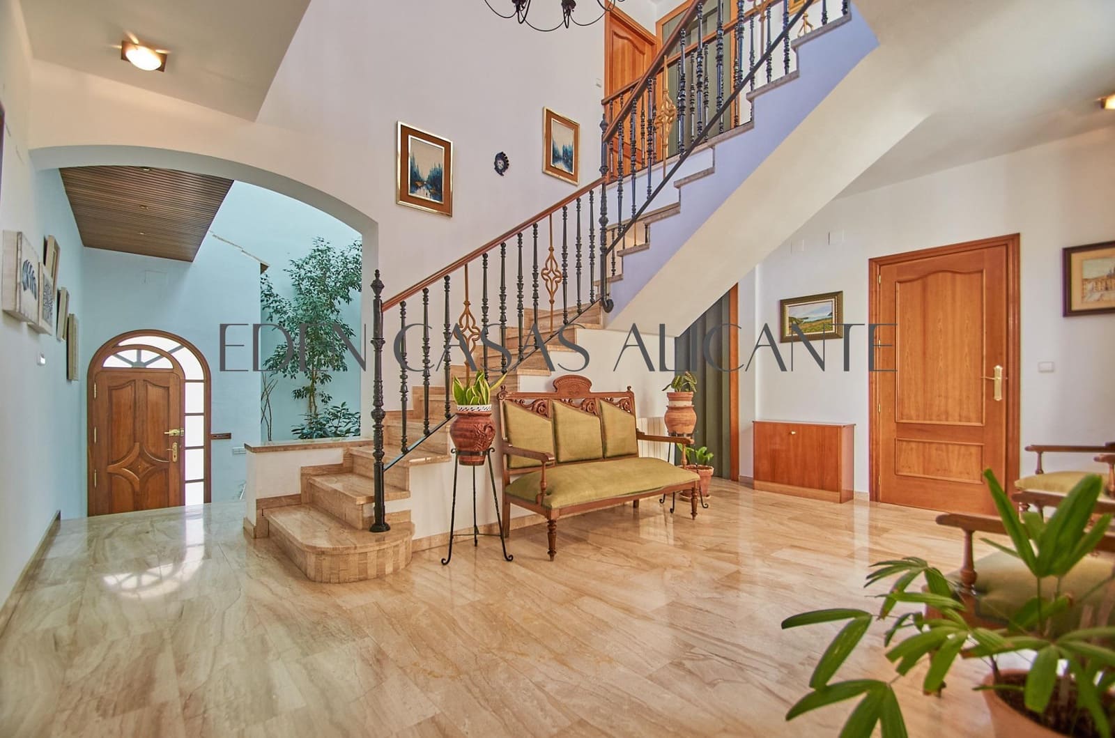 5 slaapkamer Rijtjeshuis te koop in San Vicente / Sant Vicent del Raspeig met garage - € 1.250.000 (Ref: 9524480)