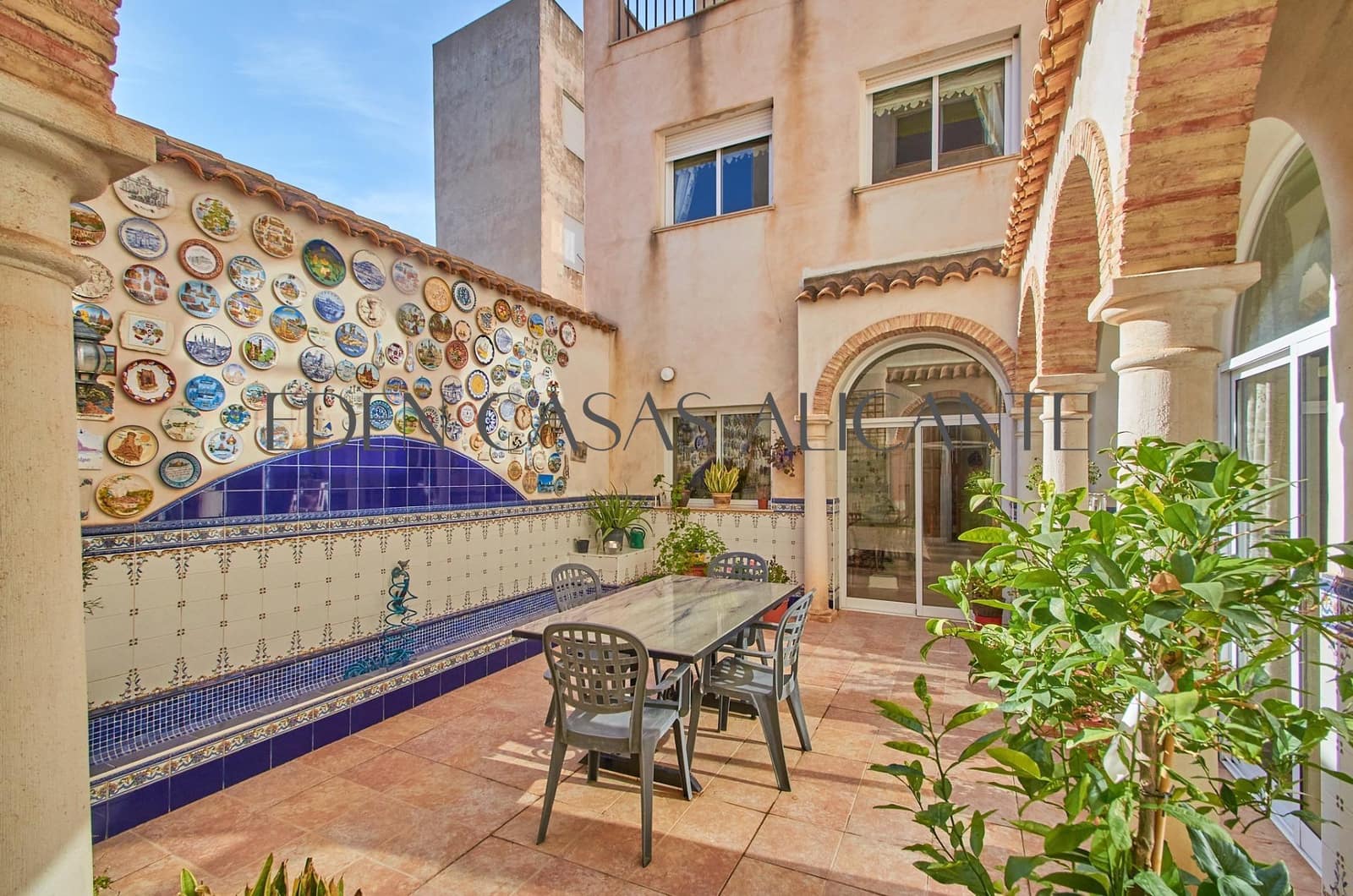 5 slaapkamer Rijtjeshuis te koop in San Vicente / Sant Vicent del Raspeig met garage - € 1.250.000 (Ref: 9524480)