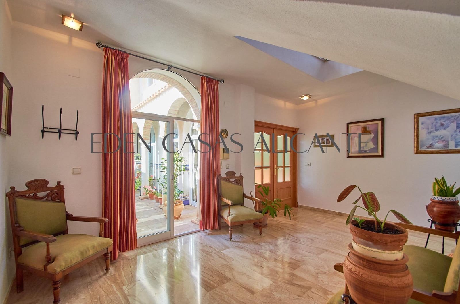 5 slaapkamer Rijtjeshuis te koop in San Vicente / Sant Vicent del Raspeig met garage - € 1.250.000 (Ref: 9524480)