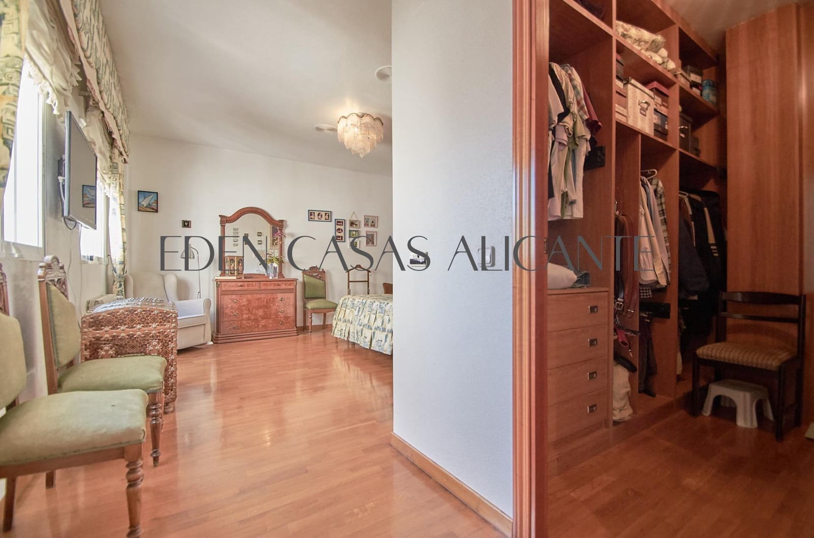 5 slaapkamer Rijtjeshuis te koop in San Vicente / Sant Vicent del Raspeig met garage - € 1.250.000 (Ref: 9524480)