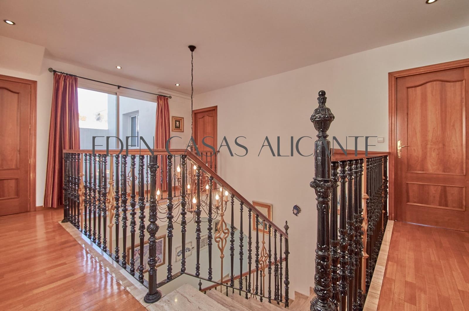 5 slaapkamer Rijtjeshuis te koop in San Vicente / Sant Vicent del Raspeig met garage - € 1.250.000 (Ref: 9524480)