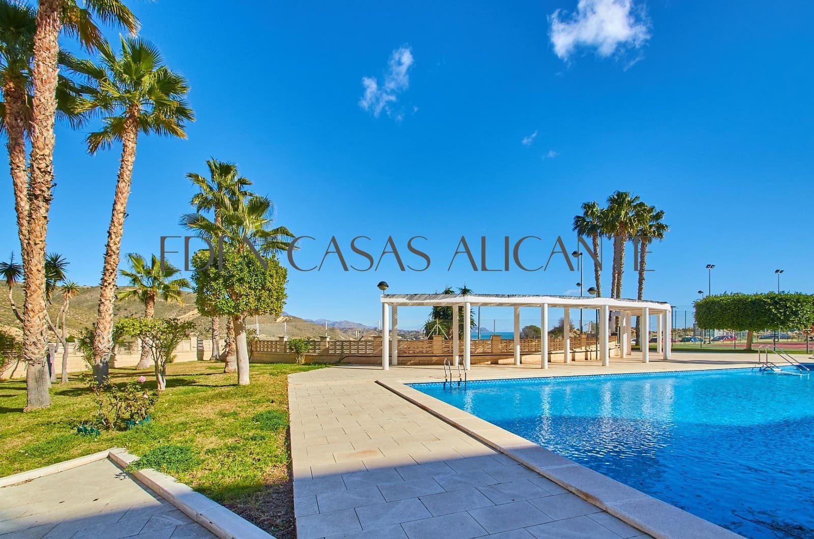 2 bedroom Flat for sale in El Campello with pool - € 186,000 (Ref: 9541608)