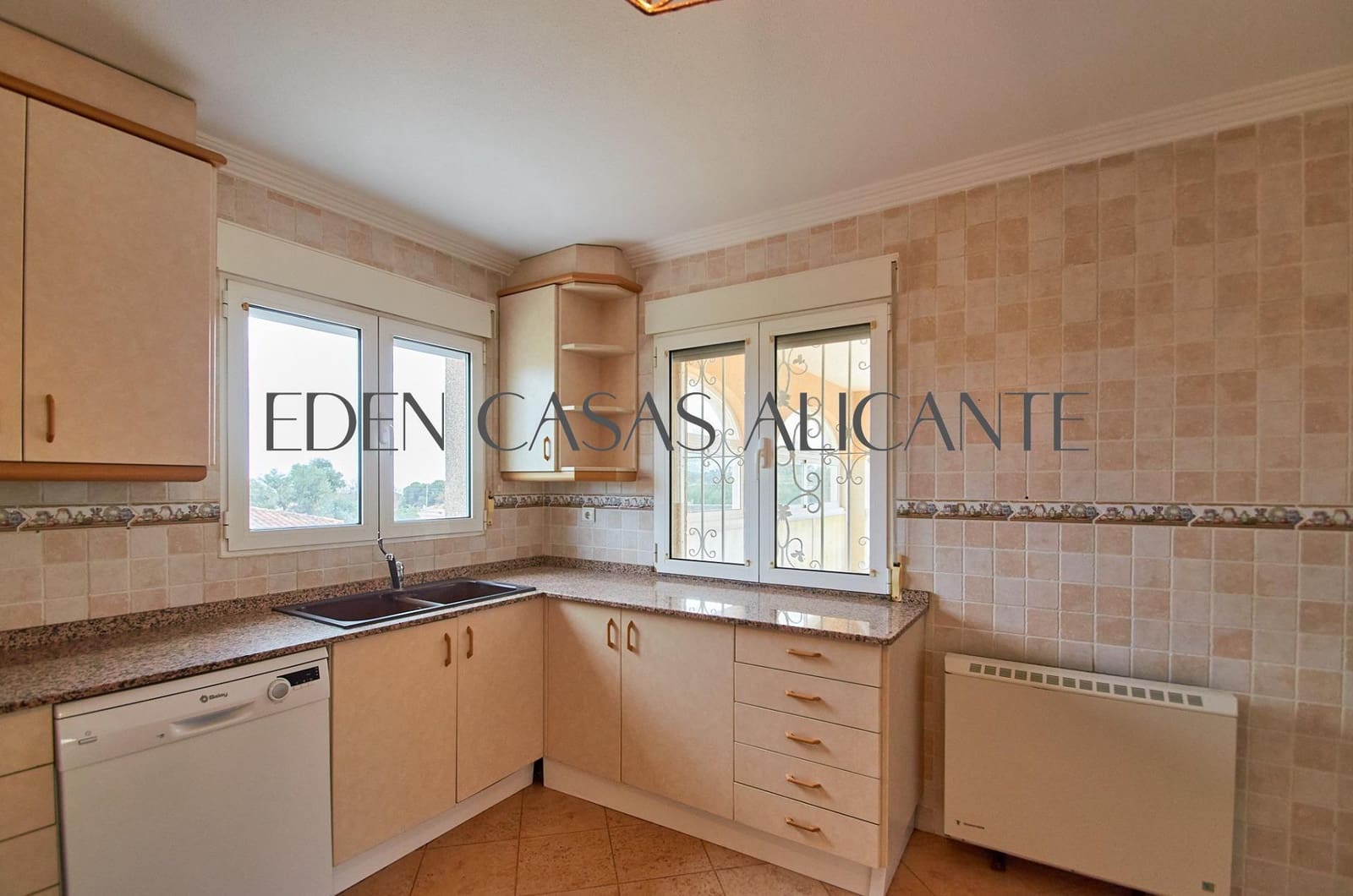 Chalet de 4 habitaciones en Busot en venta con piscina - 495.000 € (Ref: 9780729)