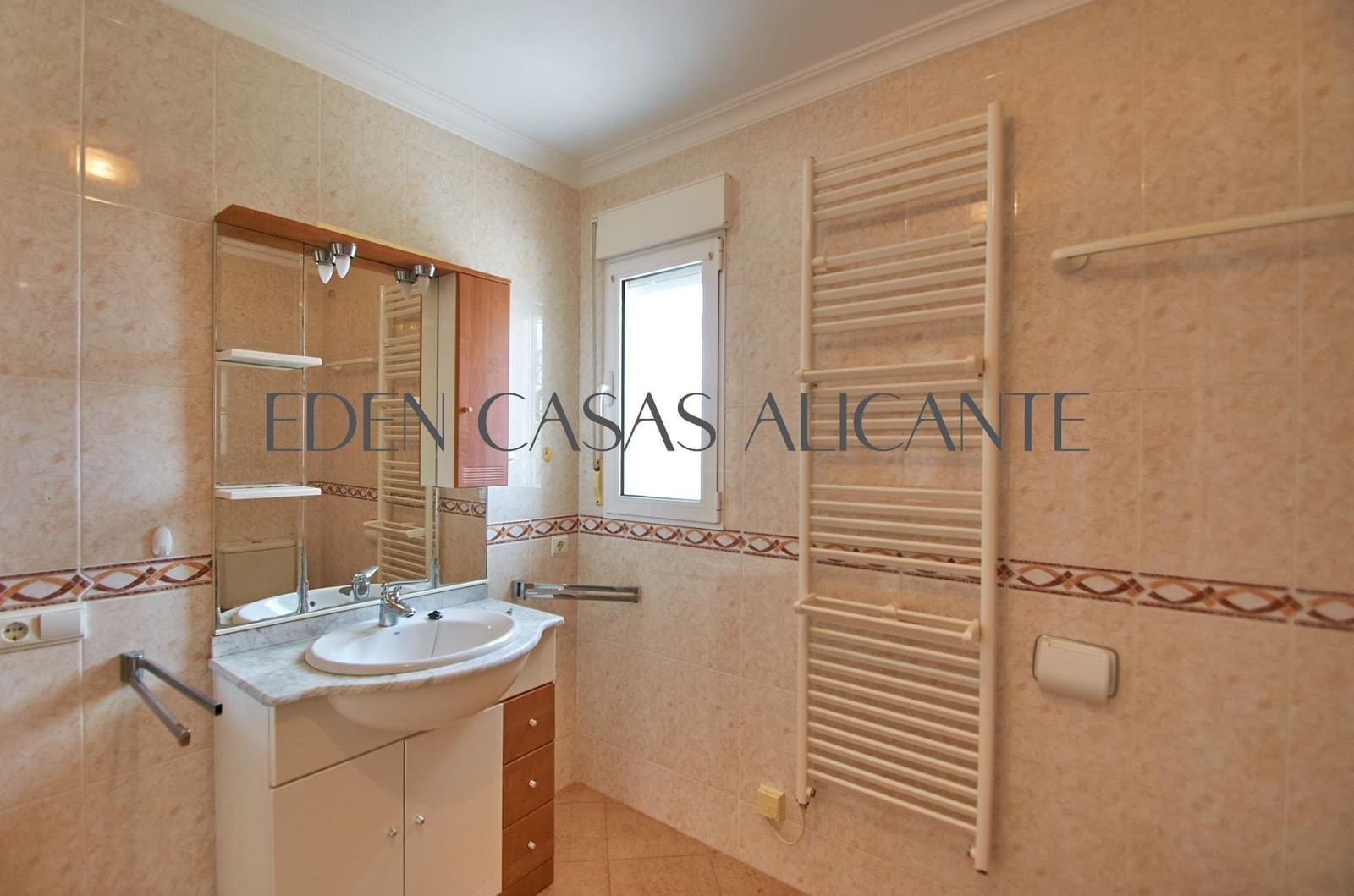 Chalet de 4 habitaciones en Busot en venta con piscina - 495.000 € (Ref: 9780729)