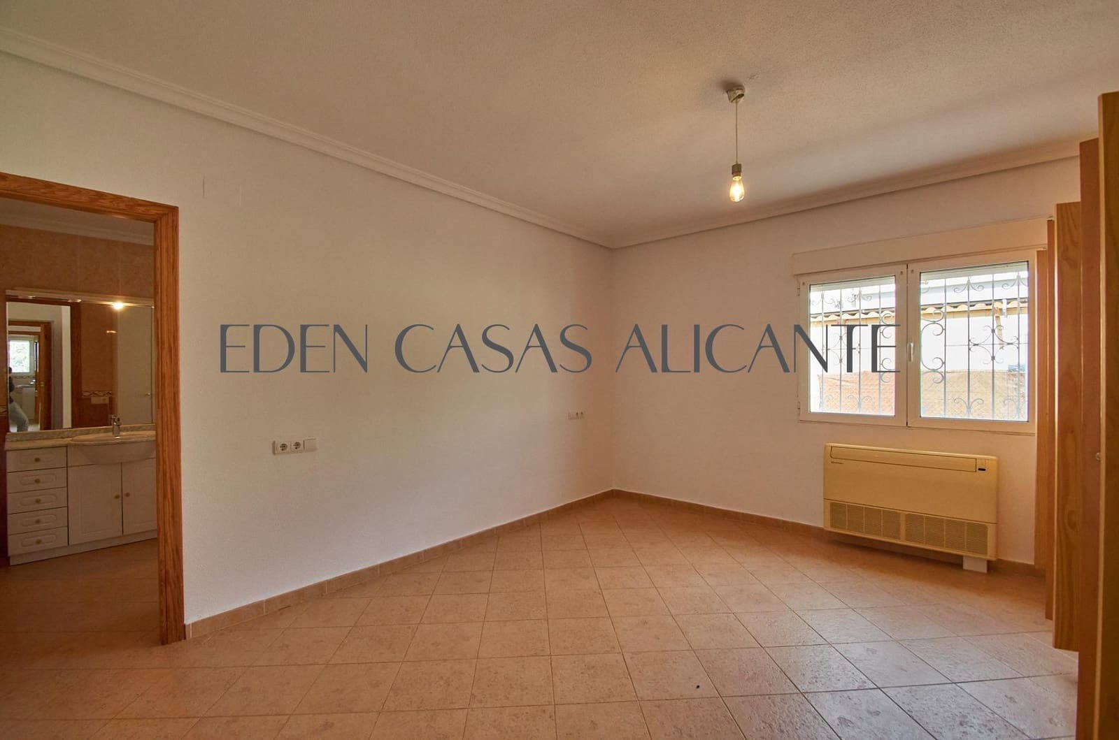 Chalet de 4 habitaciones en Busot en venta con piscina - 495.000 € (Ref: 9780729)