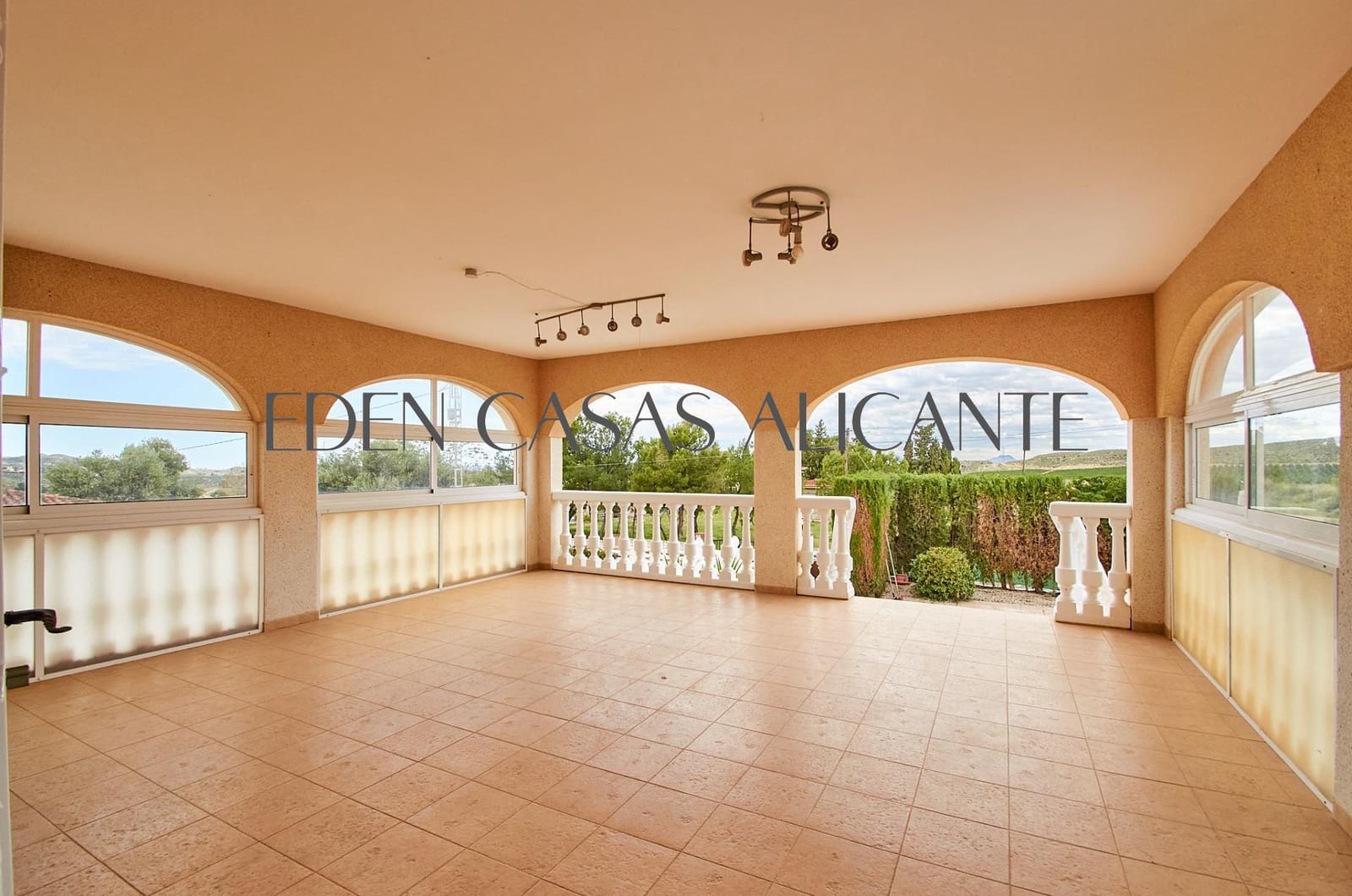 Chalet de 4 habitaciones en Busot en venta con piscina - 495.000 € (Ref: 9780729)