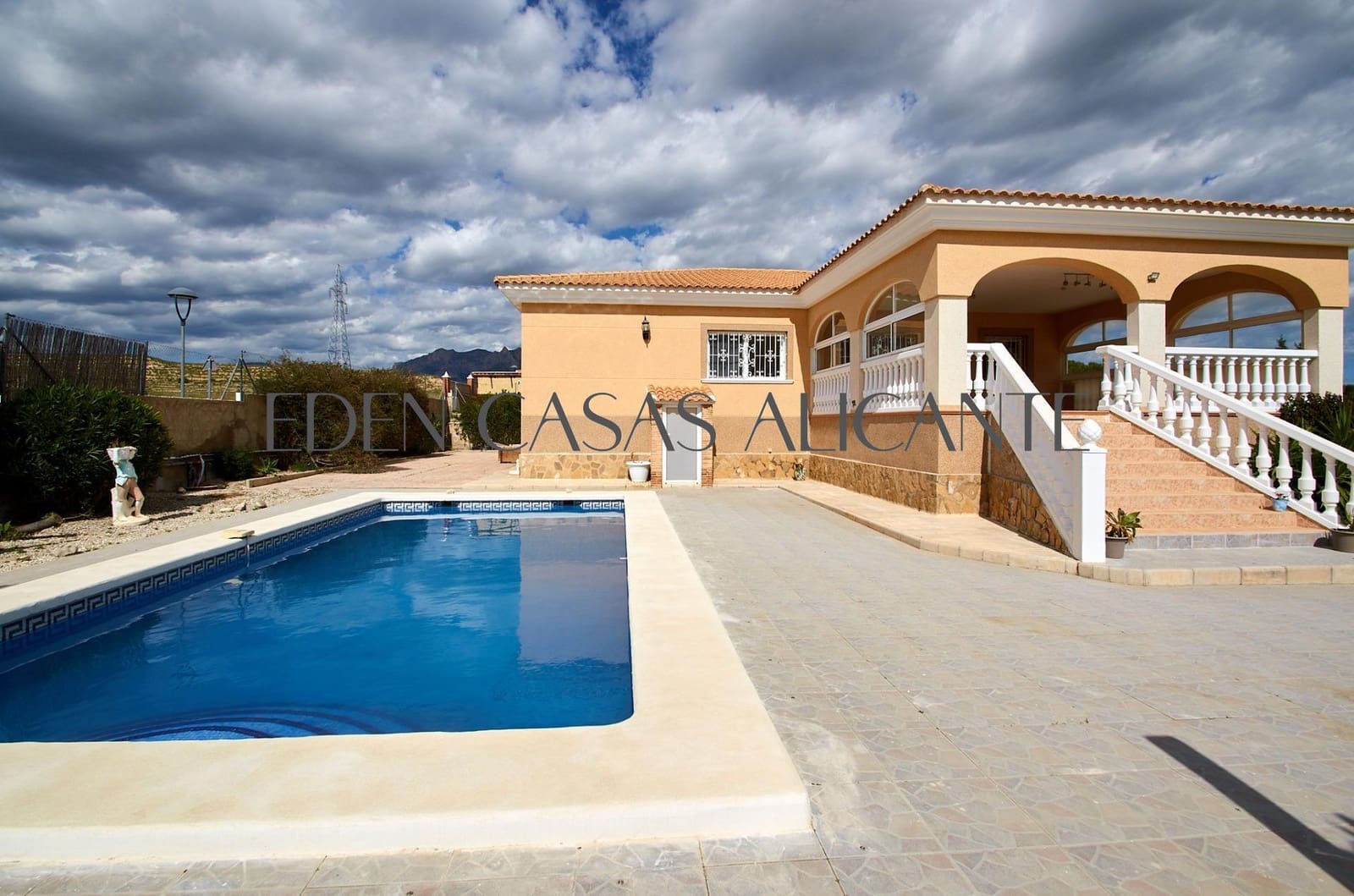 Chalet de 4 habitaciones en Busot en venta con piscina - 495.000 € (Ref: 9780729)