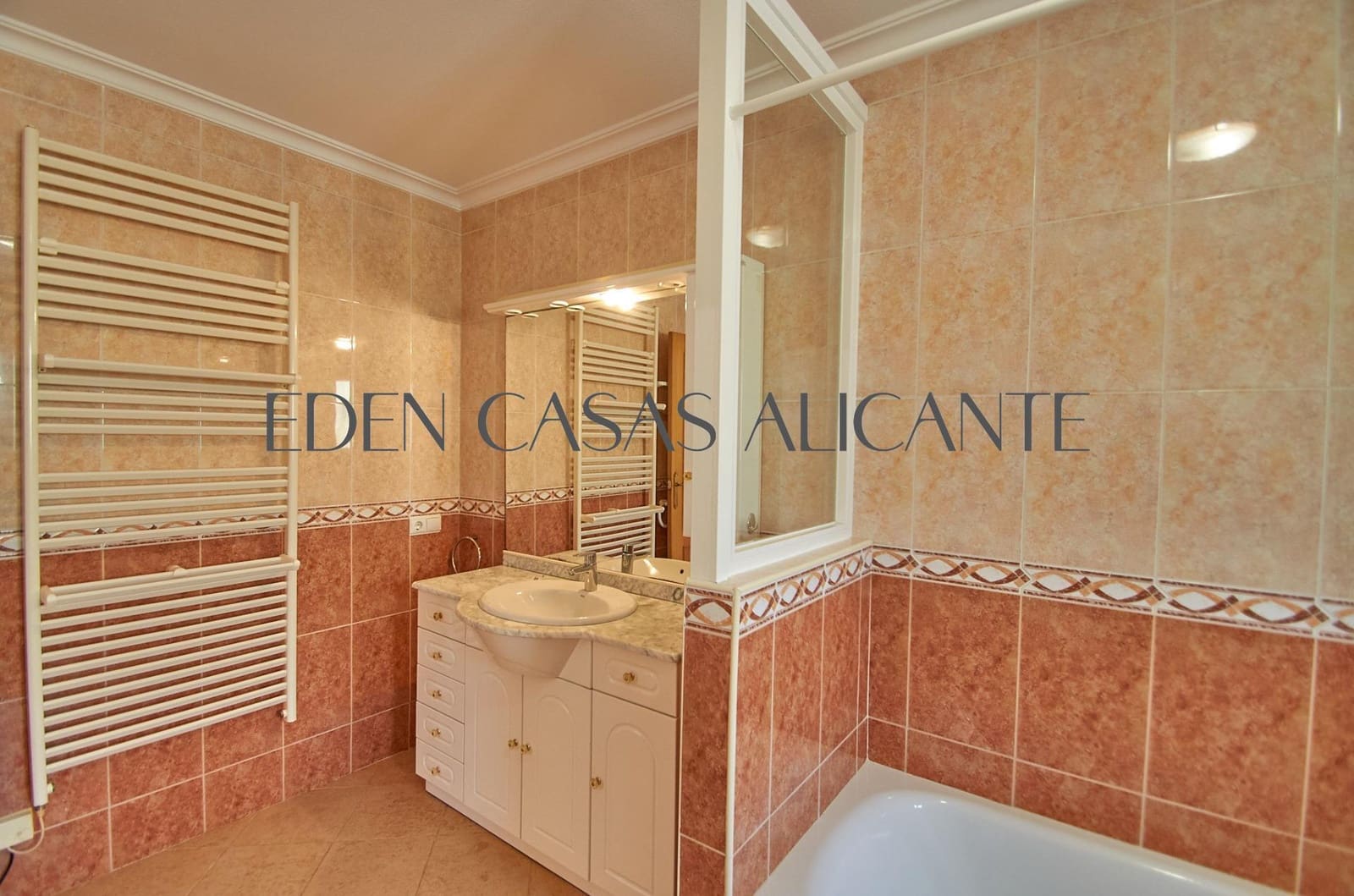 Chalet de 4 habitaciones en Busot en venta con piscina - 495.000 € (Ref: 9780729)