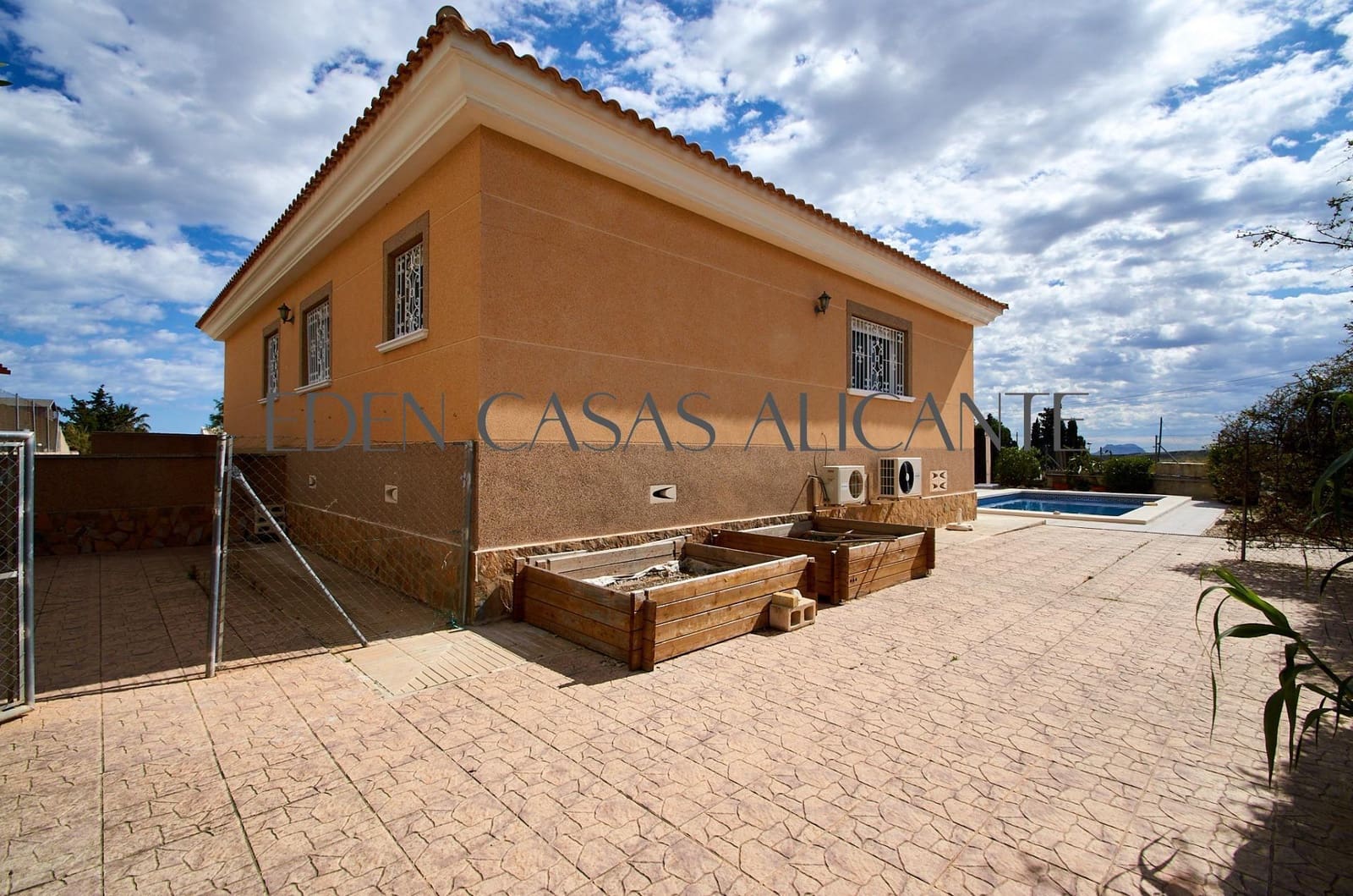 Chalet de 4 habitaciones en Busot en venta con piscina - 495.000 € (Ref: 9780729)