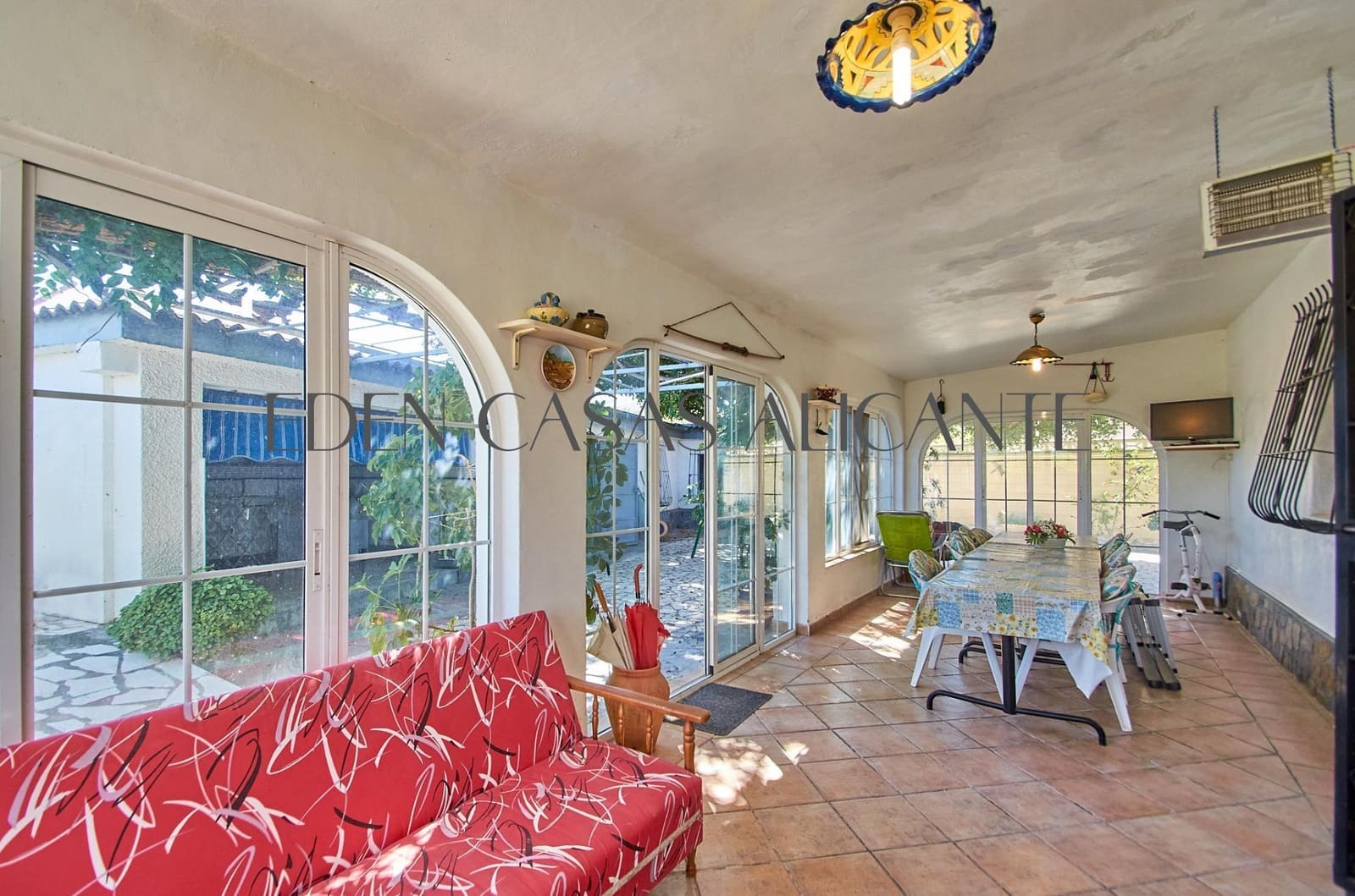 4 bedroom Villa for sale in Busot with pool garage - € 370,000 (Ref: 9836515)