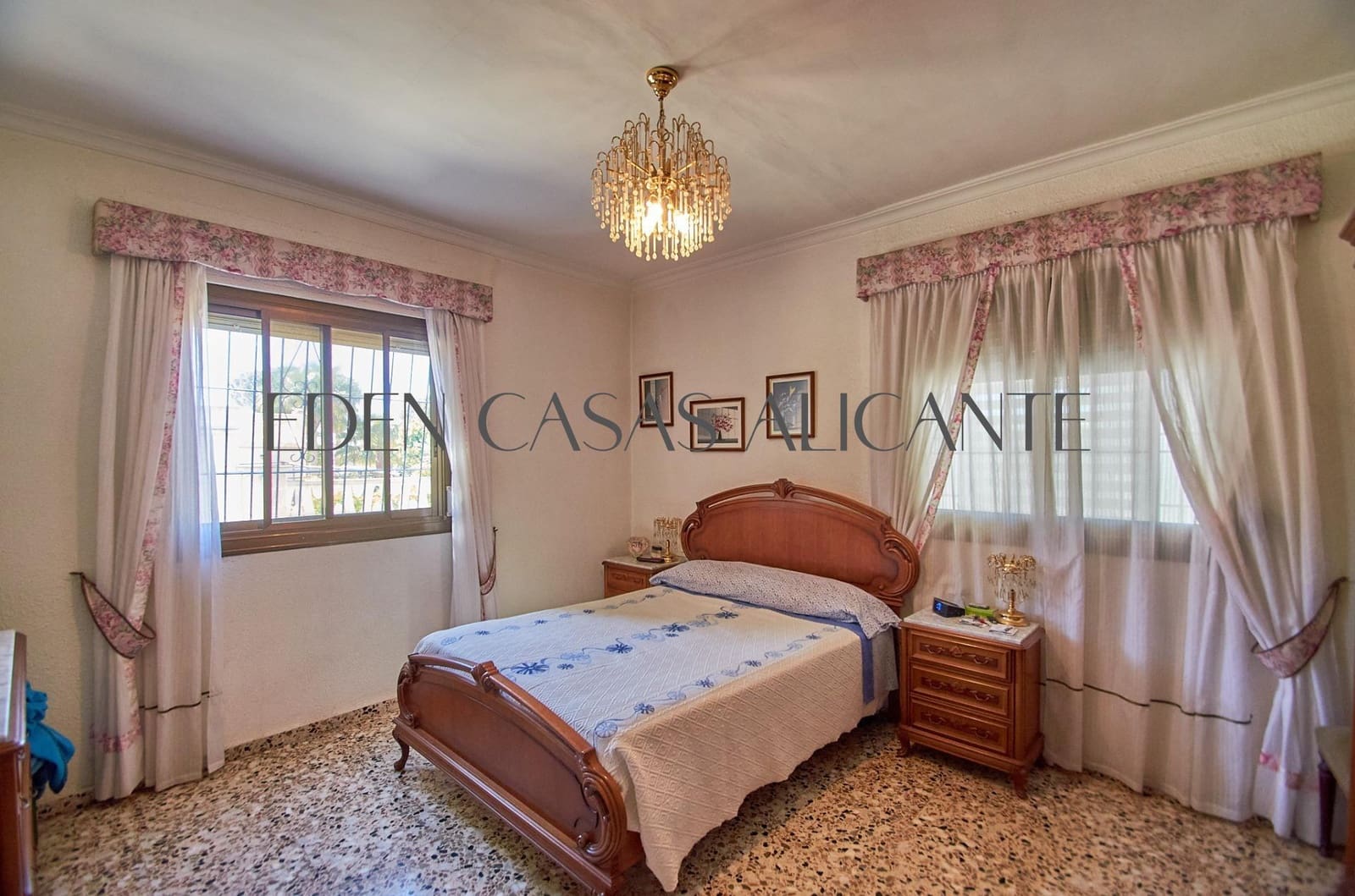 4 bedroom Villa for sale in Busot with pool garage - € 370,000 (Ref: 9836515)