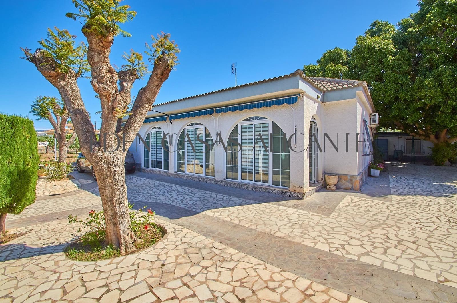 4 bedroom Villa for sale in Busot with pool garage - € 370,000 (Ref: 9836515)
