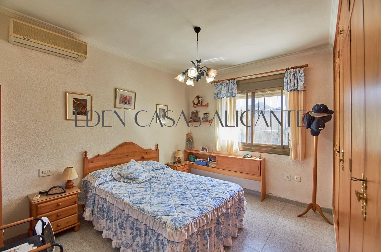 4 bedroom Villa for sale in Busot with pool garage - € 370,000 (Ref: 9836515)