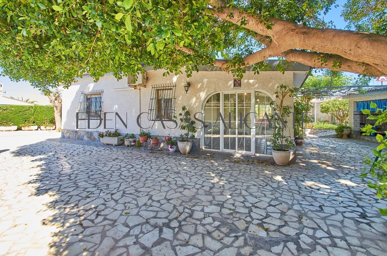 4 bedroom Villa for sale in Busot with pool garage - € 370,000 (Ref: 9836515)