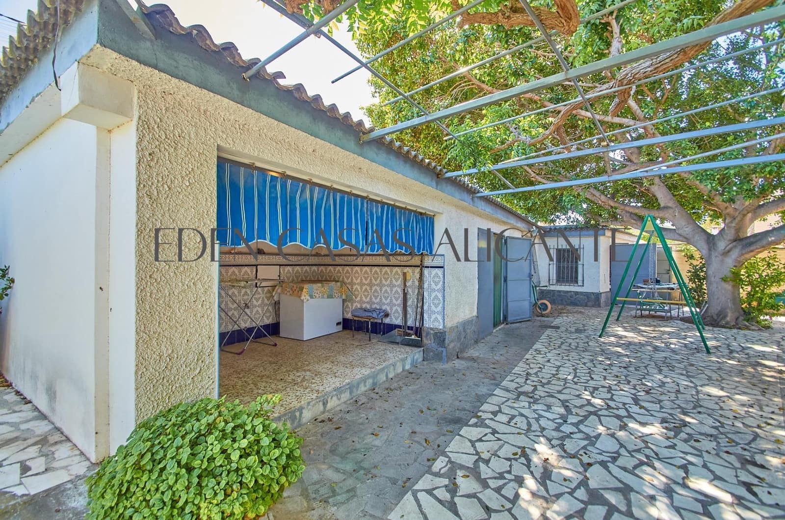 4 bedroom Villa for sale in Busot with pool garage - € 370,000 (Ref: 9836515)