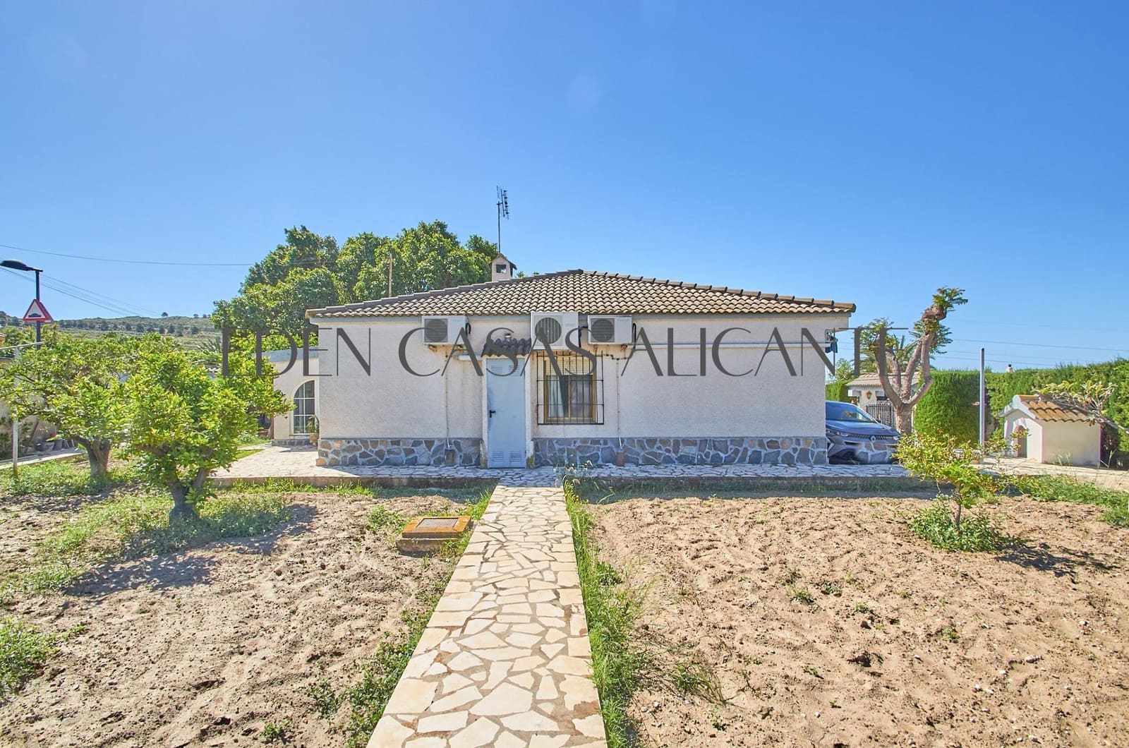 4 bedroom Villa for sale in Busot with pool garage - € 370,000 (Ref: 9836515)