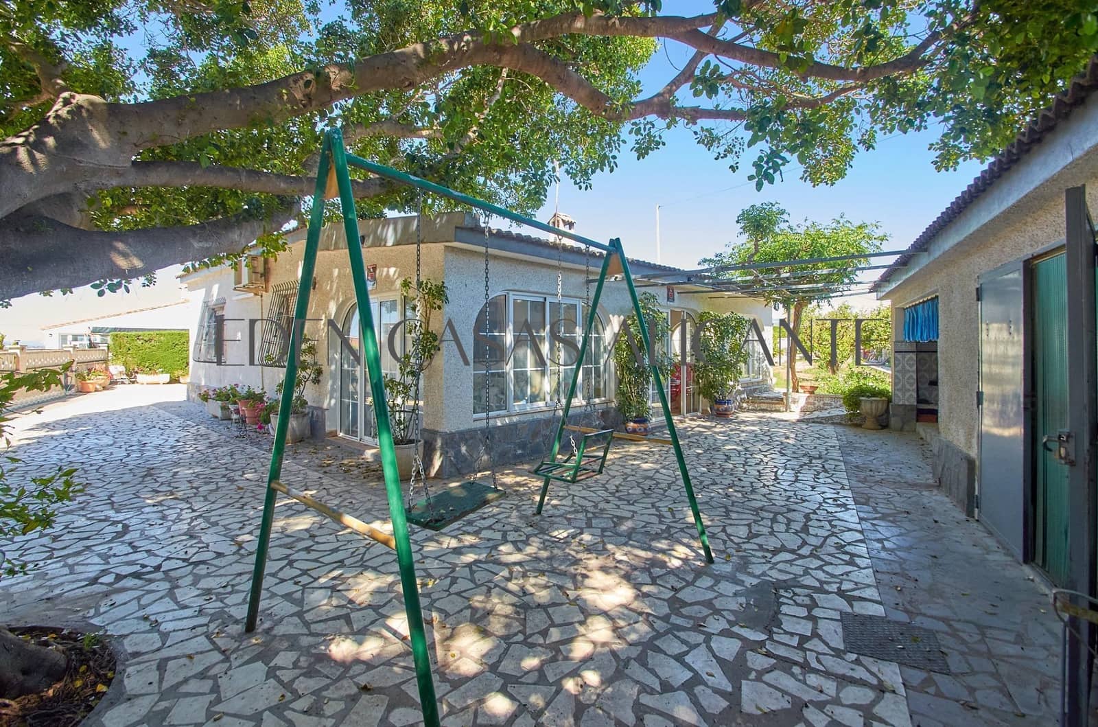 4 bedroom Villa for sale in Busot with pool garage - € 370,000 (Ref: 9836515)