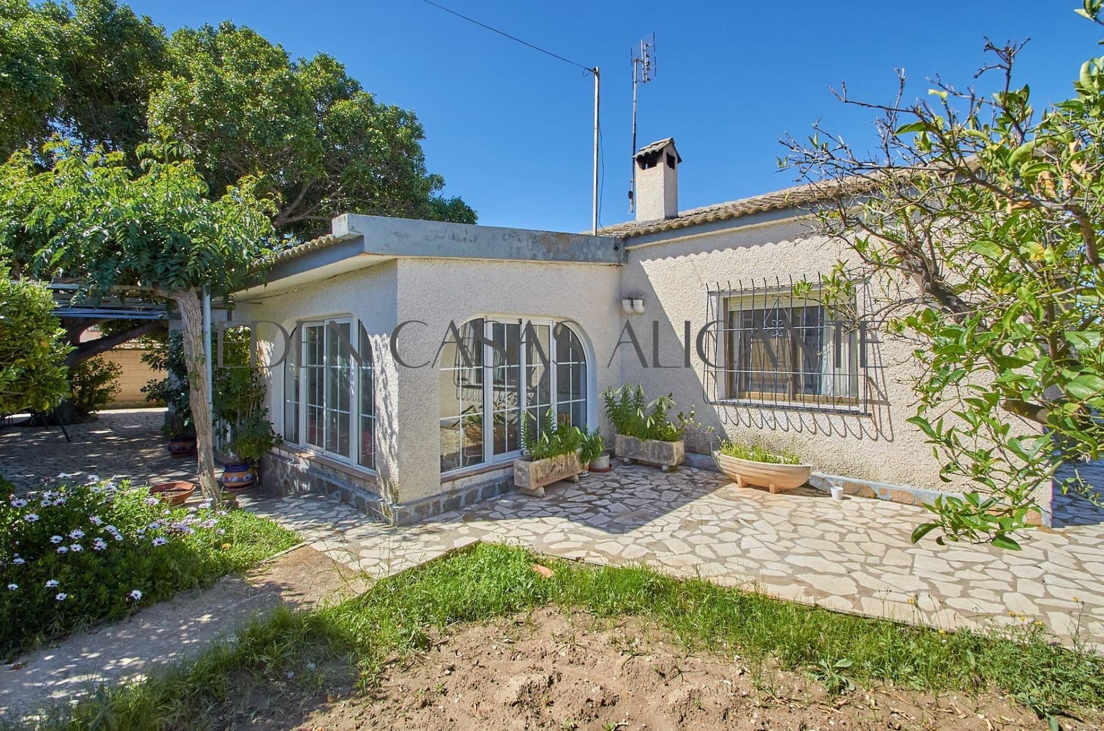 4 bedroom Villa for sale in Busot with pool garage - € 370,000 (Ref: 9836515)