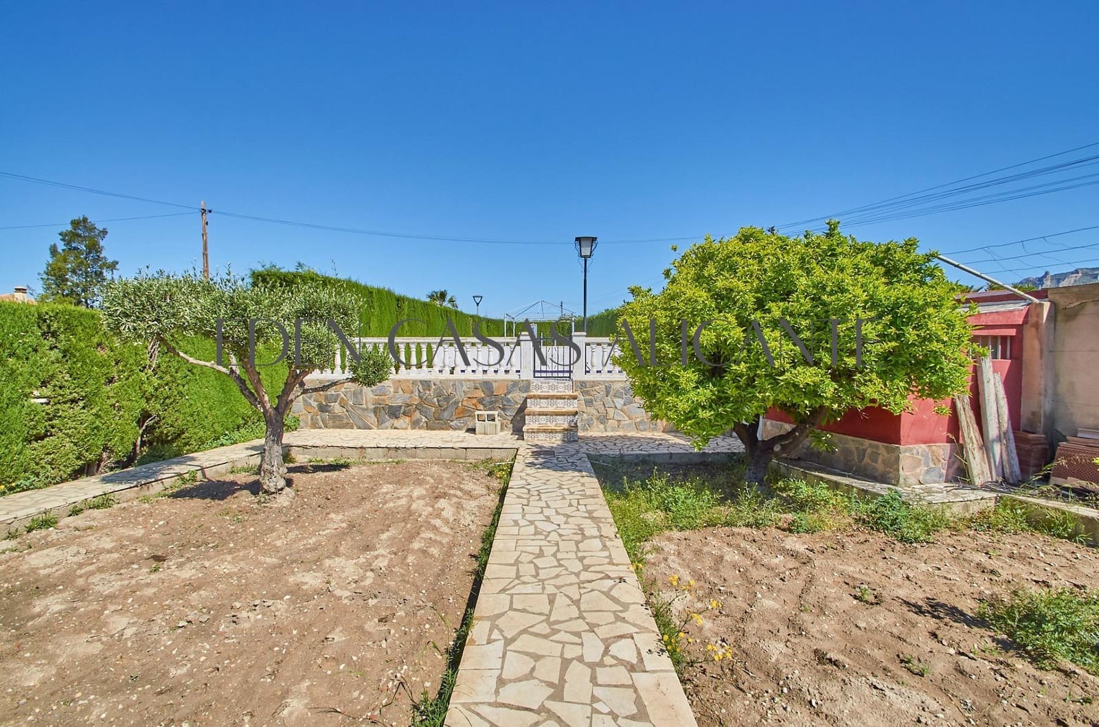4 bedroom Villa for sale in Busot with pool garage - € 370,000 (Ref: 9836515)
