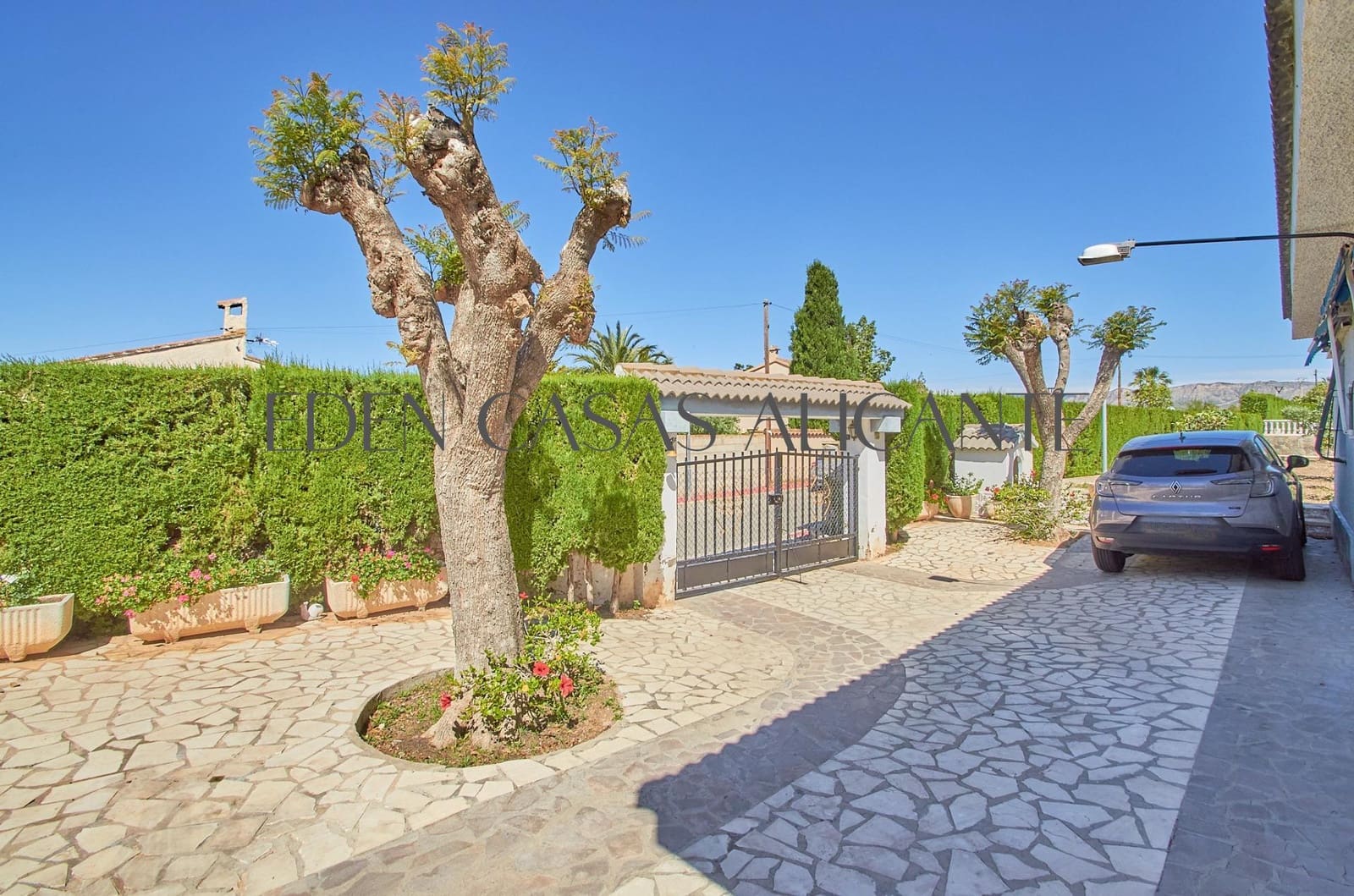 4 bedroom Villa for sale in Busot with pool garage - € 370,000 (Ref: 9836515)