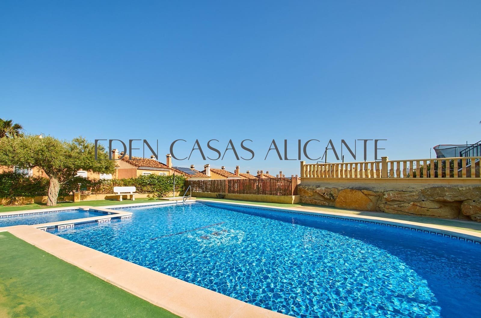4 bedroom Semi-detached Villa for sale in Muchamiel / Mutxamel with pool - € 343,000 (Ref: 9846587)