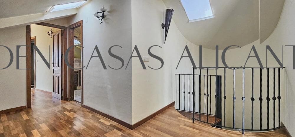 6 bedroom Villa for sale in Busot with garage - € 620,000 (Ref: 9985109)