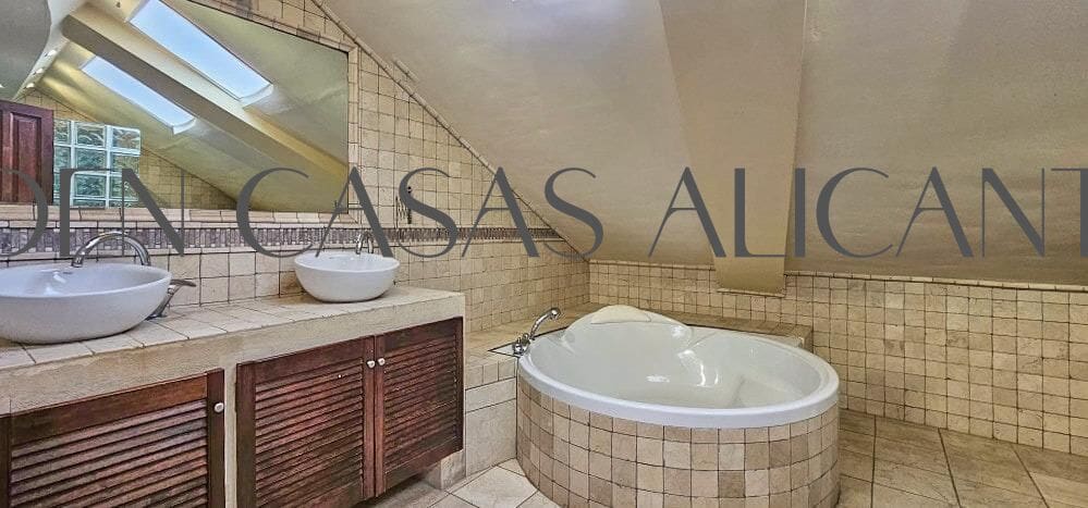 6 bedroom Villa for sale in Busot with garage - € 620,000 (Ref: 9985109)
