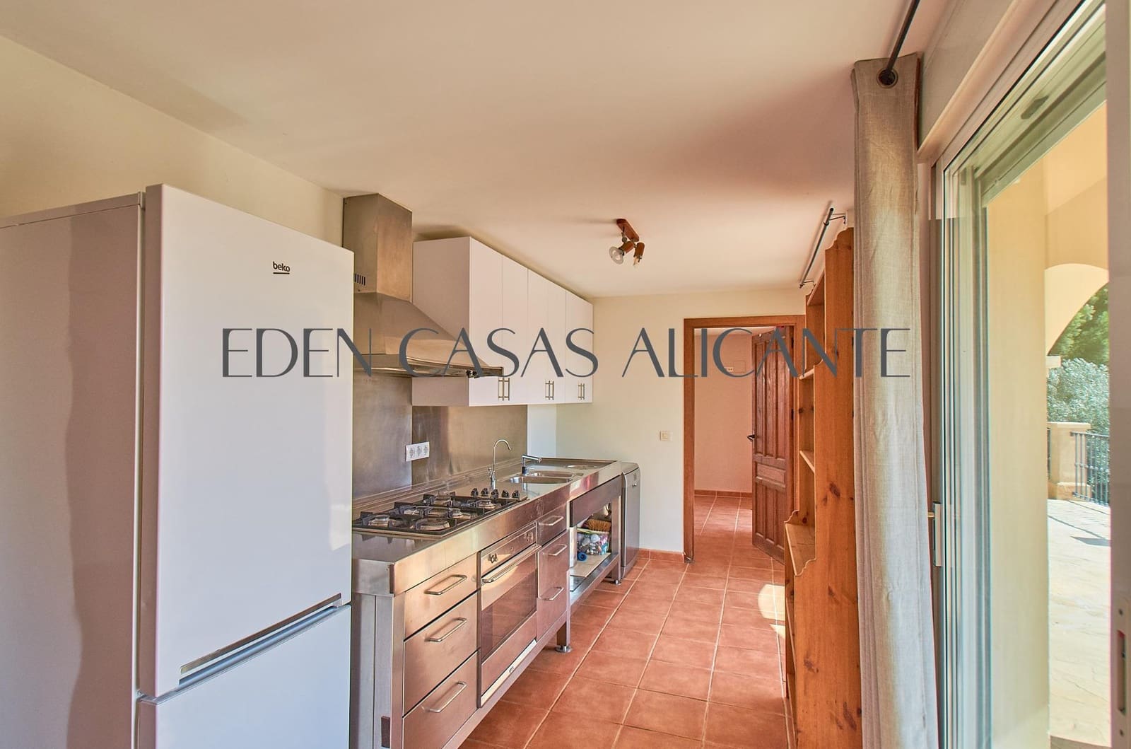 6 bedroom Villa for sale in Busot with garage - € 620,000 (Ref: 9985109)