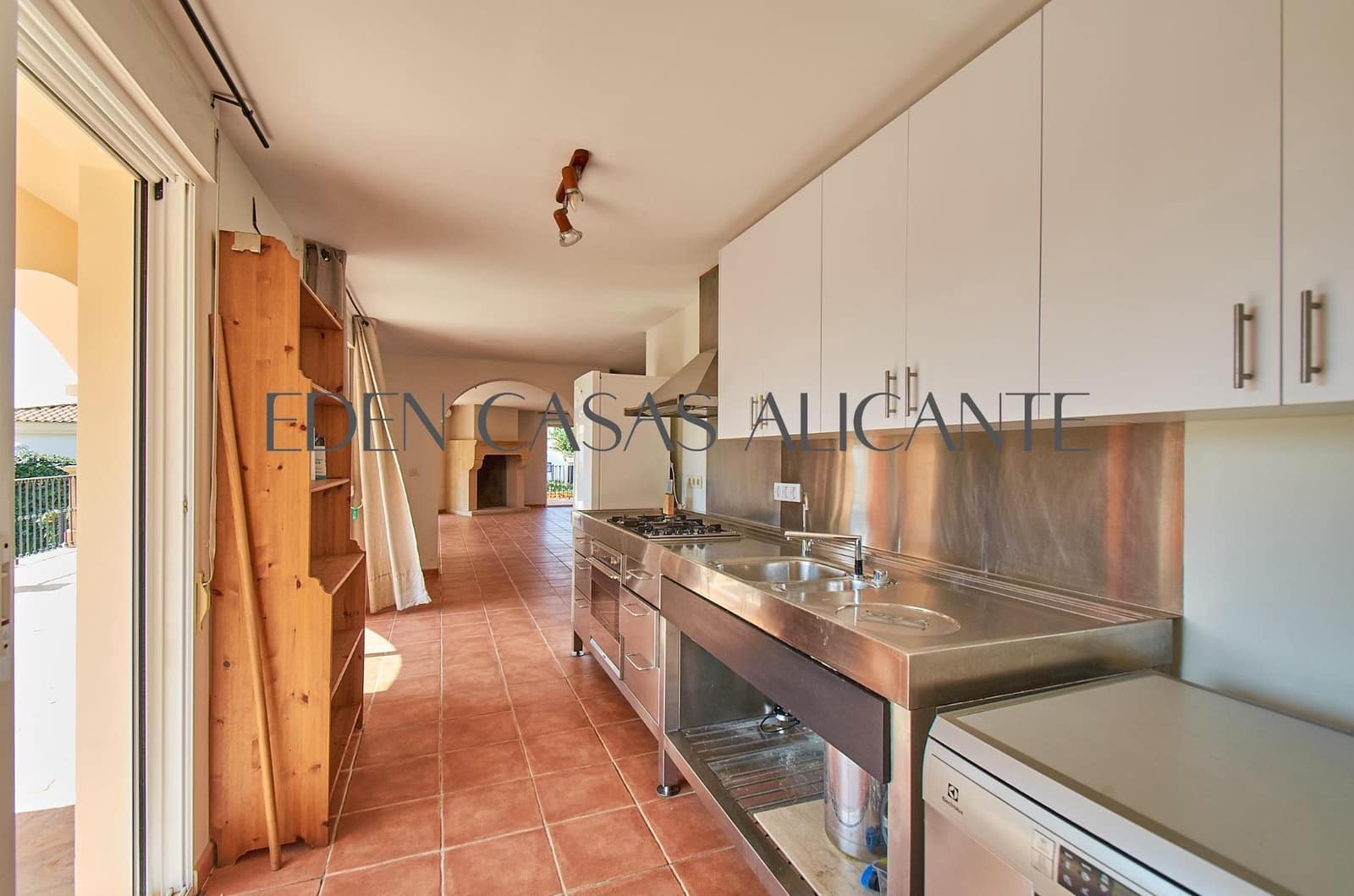 6 bedroom Villa for sale in Busot with garage - € 620,000 (Ref: 9985109)