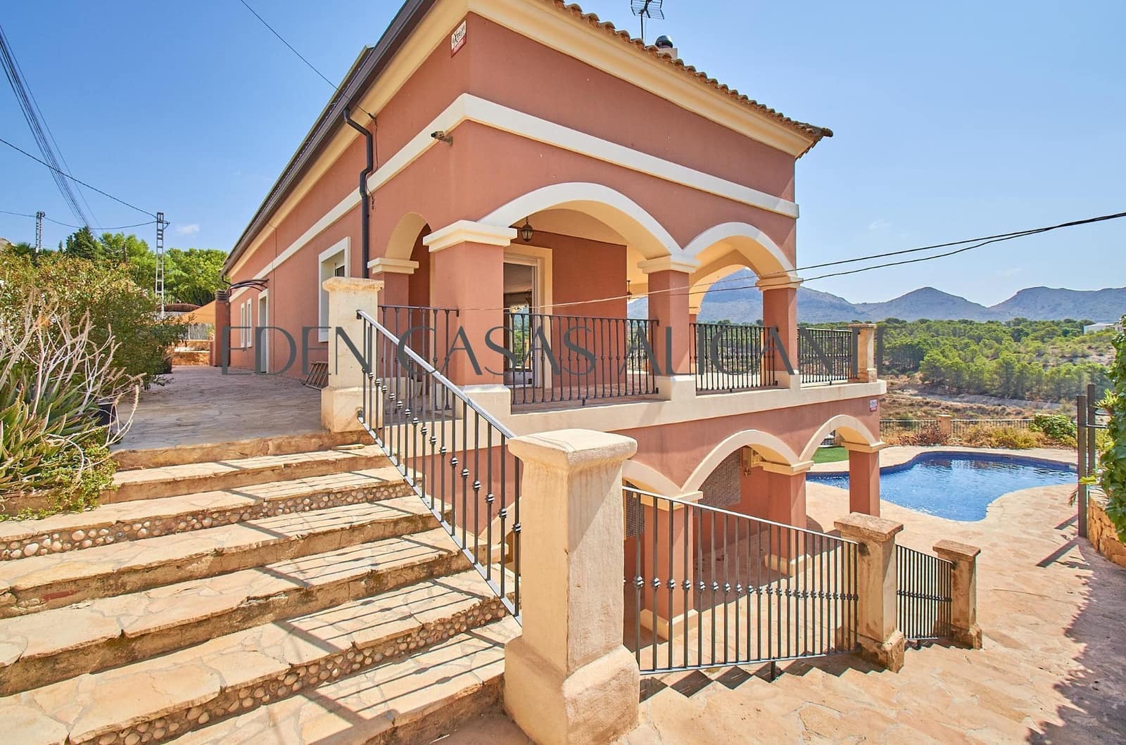 6 bedroom Villa for sale in Busot with garage - € 620,000 (Ref: 9985109)