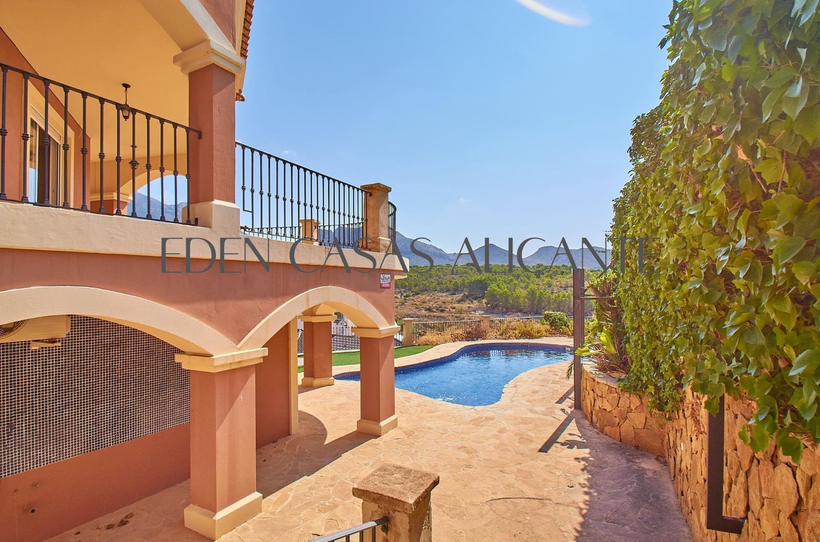 6 bedroom Villa for sale in Busot with garage - € 620,000 (Ref: 9985109)