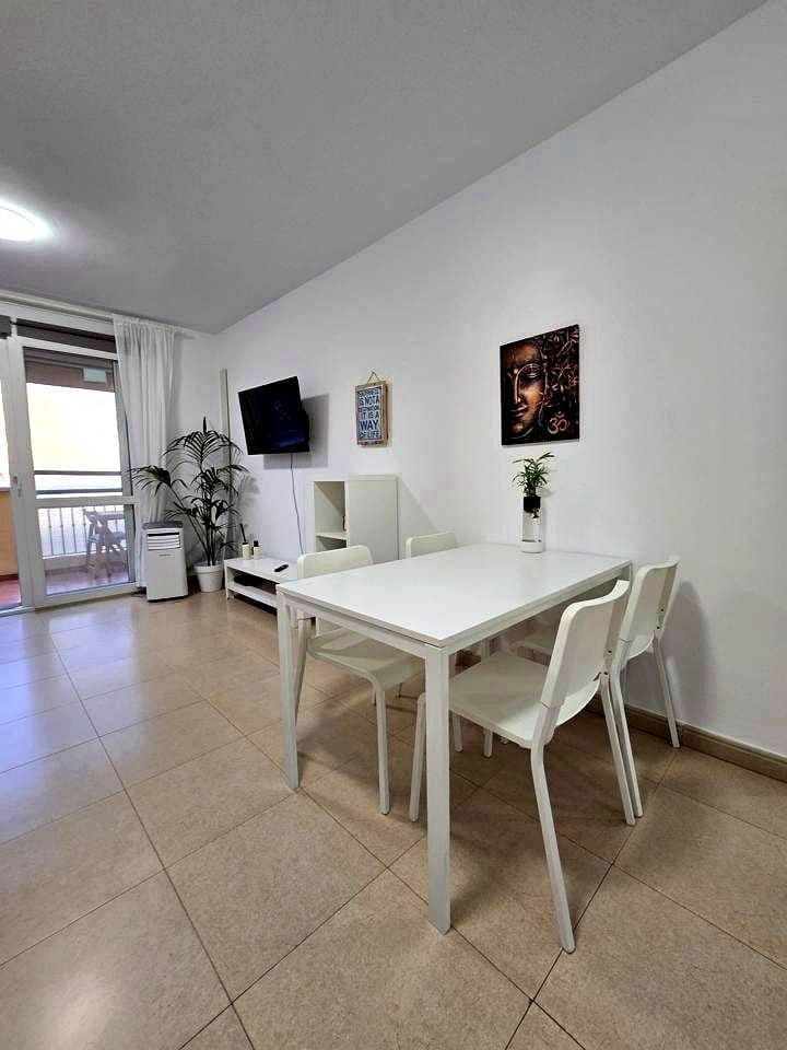 2 slaapkamer Flat te huur in Costa Adeje met zwembad garage - € 2.000 (Ref: 9033842)