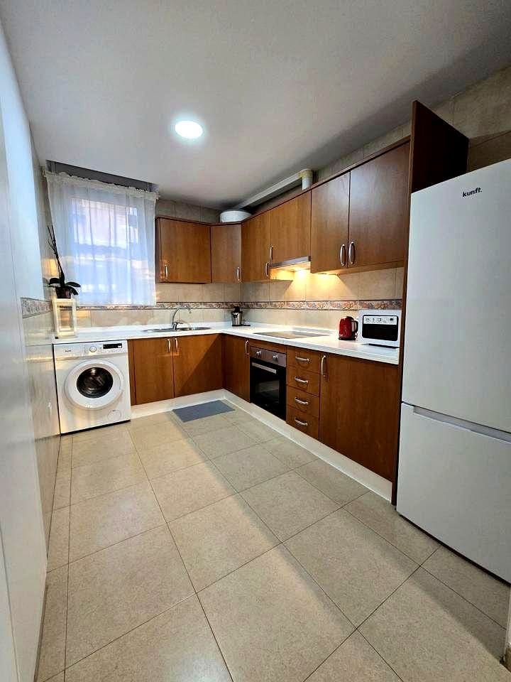 2 slaapkamer Flat te huur in Costa Adeje met zwembad garage - € 2.000 (Ref: 9033842)