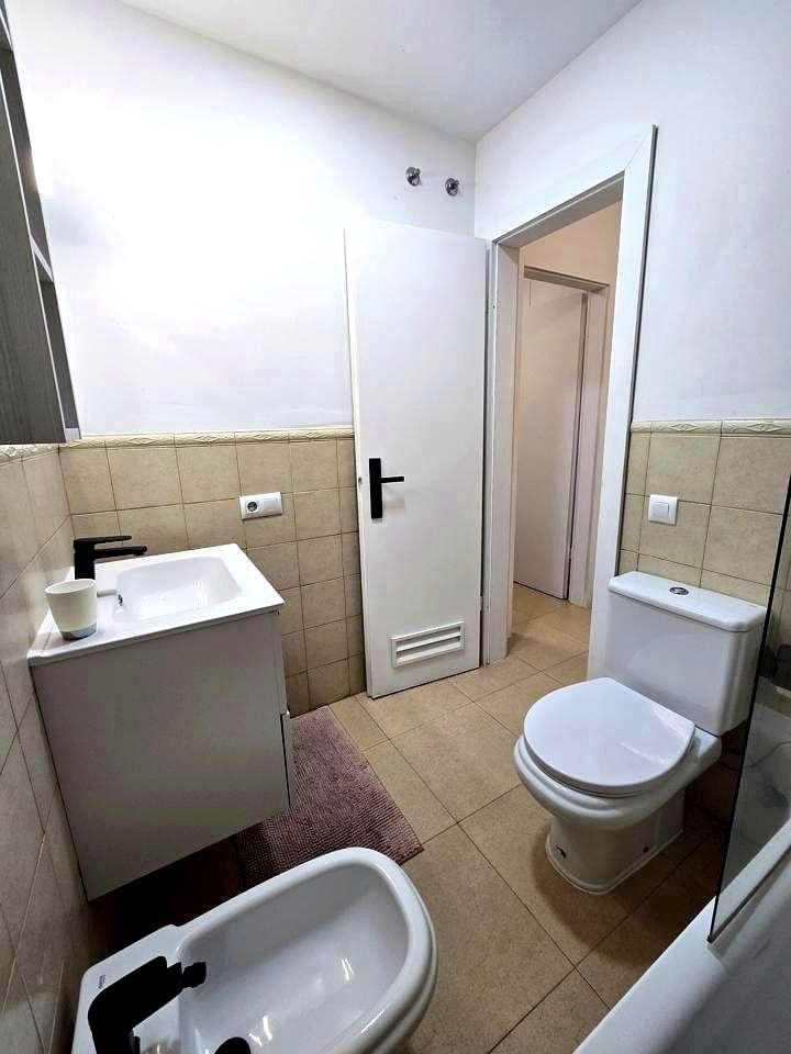 2 slaapkamer Flat te huur in Costa Adeje met zwembad garage - € 2.000 (Ref: 9033842)