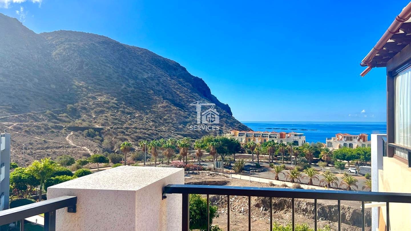 1 bedroom Flat for sale in Arona with garage - € 399,000 (Ref: 9074381)