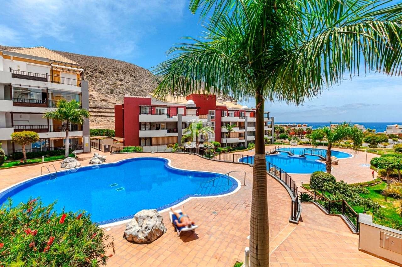 1 bedroom Flat for sale in Arona with garage - € 399,000 (Ref: 9074381)