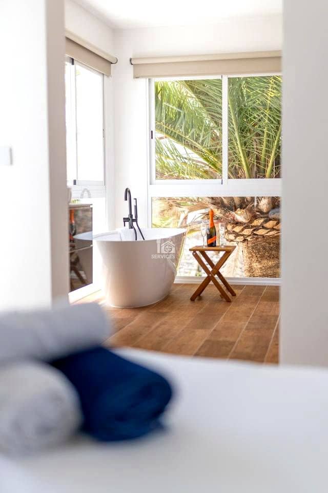 5 sovrum Villa till salu i Arona med pool garage - 995 000 € (Ref: 9322829)