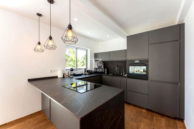 5 slaapkamer Villa te koop in Arona met zwembad garage - € 995.000 (Ref: 9322829)