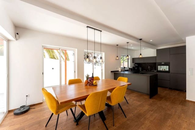 5 slaapkamer Villa te koop in Arona met zwembad garage - € 995.000 (Ref: 9322829)